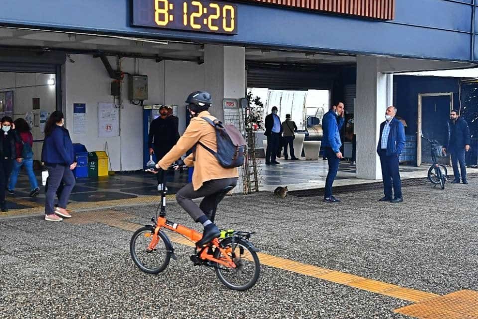 İzmir B&uuml;y&uuml;kşehir Belediye Başkanı Tun&ccedil; Soyer'in, bisikletin ulaşım aracı olarak