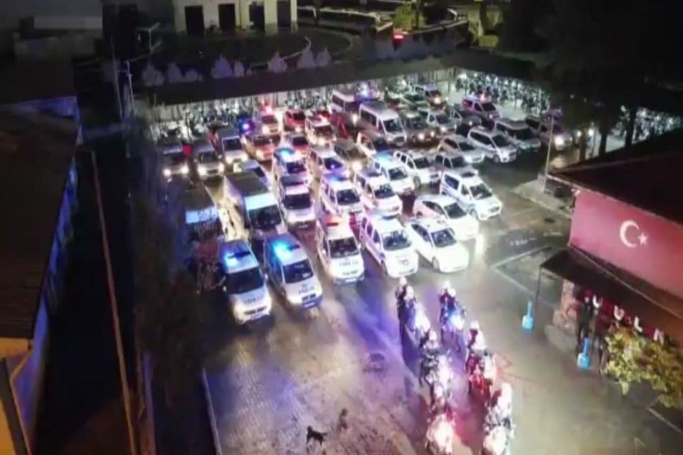 İzmir'de, haklarında arama kararı bulunan kişilere y&ouml;nelik 116 ekip ve