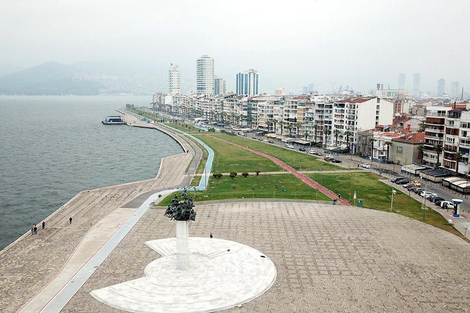 İzmir'in önemli simgelerinden biri olan Alsancak ilçesindeki kordon boyu, koronavirüs