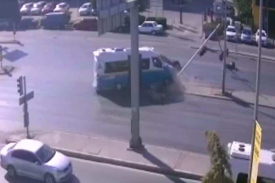 Gaziemir il&ccedil;esinde otomobilin dolmuşa &ccedil;arpması sonucu 16 kişi yaralandı. Kaza,