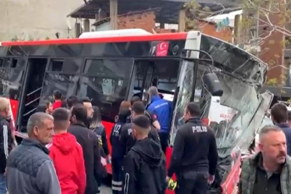 Bayraklı il&ccedil;esinde belediye otob&uuml;s&uuml;n&uuml;n duvara &ccedil;arpması sonucu 10 kişi yaralandı.