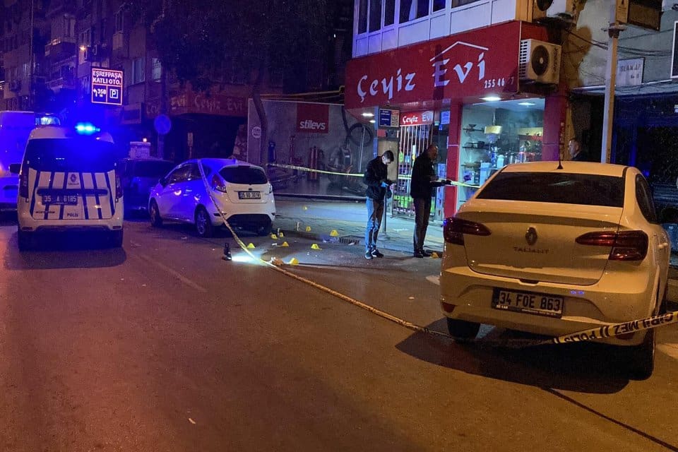 İzmir&nbsp;Mehmet Aydın'ın&nbsp;(42), bı&ccedil;aklanıp tabancayla vurularak &ouml;ld&uuml;r&uuml;lmesiyle ilgili 2 ş&uuml;pheli&nbsp;g&ouml;zaltına alındı.