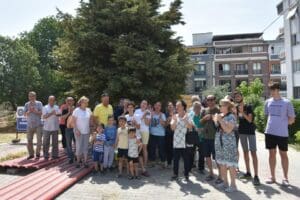 İzmir'in Karabağlar il&ccedil;esi &Ccedil;alıkuşu Mahallesi'nde yaşayanlar, &ccedil;ocuk oyun parkının yıkılıp,