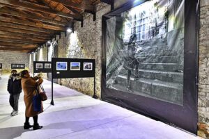 İzmir&rsquo;de yaşayan m&uuml;lteci ailelerin &ccedil;ocuklarının objektiflerine takılan fotoğrafların yer aldığı