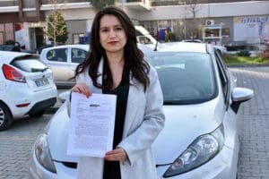 İzmir'in &Ccedil;iğli il&ccedil;esinde Avukat Yaren D&uuml;zg&uuml;n, hız sınırını aştığı i&ccedil;in