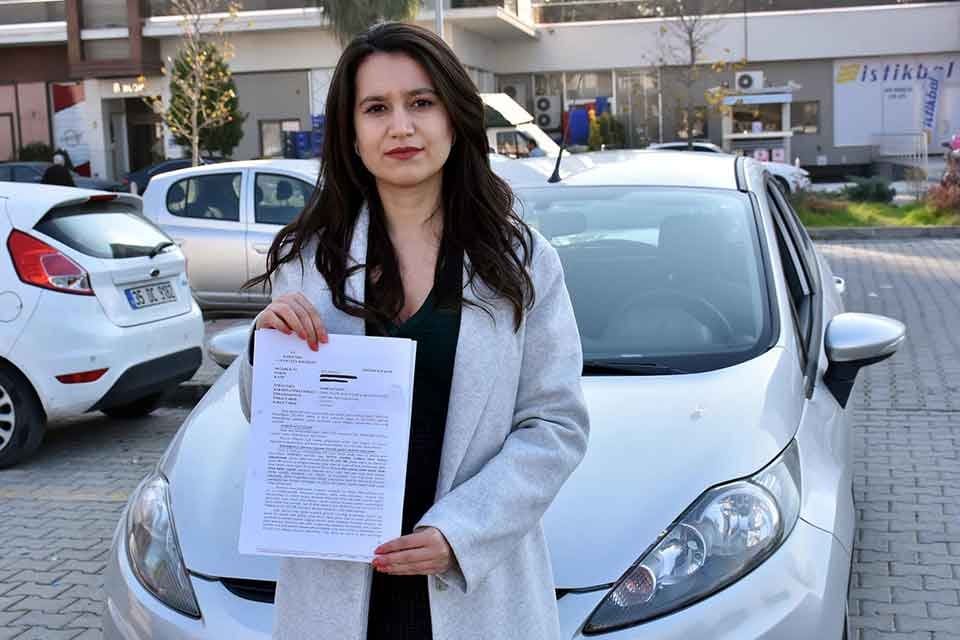 İzmir'in &Ccedil;iğli il&ccedil;esinde Avukat Yaren D&uuml;zg&uuml;n, hız sınırını aştığı i&ccedil;in