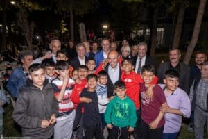 İzmir B&uuml;y&uuml;kşehir Belediye Başkanı Tun&ccedil; Soyer, Bornova Kandere Parkı'nda vatandaşlarla