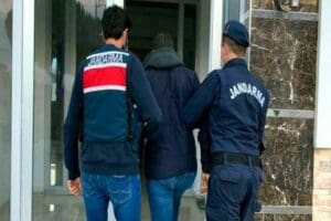 İzmir&rsquo;in Konak il&ccedil;esinde, jandarmanın d&uuml;zenlediği operasyonla ter&ouml;r &ouml;rg&uuml;t&uuml; DEAŞ adına
