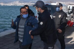 İzmir'de korsan otopark&ccedil;ılara y&ouml;nelik ger&ccedil;ekleştirilen operasyonda yakalanan 4 ş&uuml;pheli para