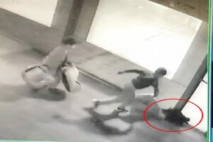 Konak il&ccedil;esinde, bir kafeteryanın kapısı a&ccedil;ık bırakılan cam balkon kısmına