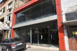 İzmir'in Karabağlar il&ccedil;esinde&nbsp;motosikletin &uuml;zerindeki maskeli iki kişi,&nbsp; sokaktan ge&ccedil;erken iş