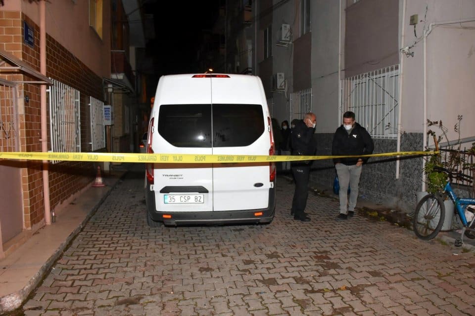 İzmir'in Bornova il&ccedil;esinde başına &ccedil;eki&ccedil;le vurulup, &ouml;ld&uuml;r&uuml;ld&uuml;kten sonra cesedi &ccedil;ekyatın