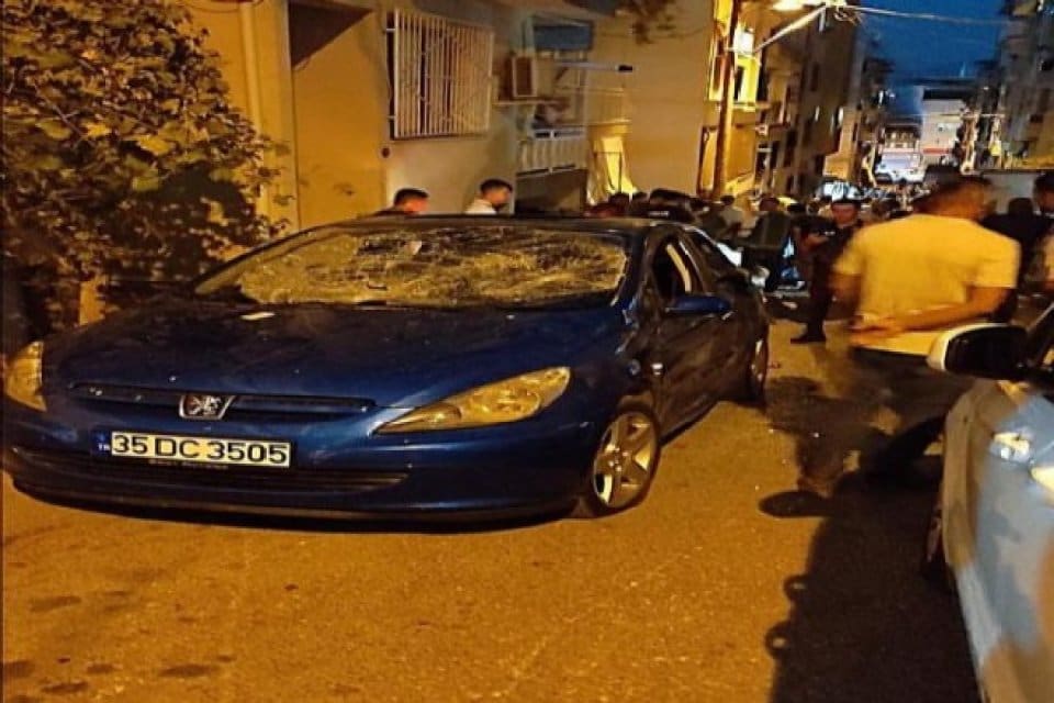İzmir'in Karabağlar il&ccedil;esinde darbettiği otomobil s&uuml;r&uuml;c&uuml;s&uuml; tarafından tabanca ile vurulan