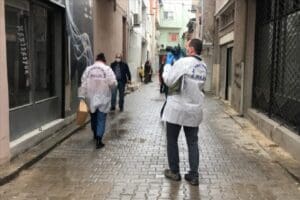 Bornova il&ccedil;esinde bir kişi evinde silahla başından vurulmuş halde yaralı
