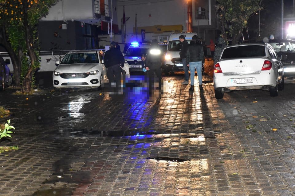İzmir'in G&uuml;zelbah&ccedil;e il&ccedil;esinde, akraba olan Mustafa Aksu (42) ile Mutlu