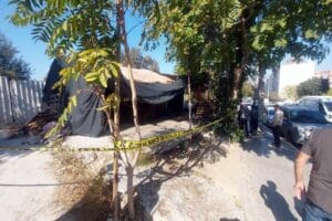 İzmir'in Karabağlar il&ccedil;esinde Mustafa Avar (55), tek başına yaşadığı barakada