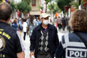 Tüm Türkiye'de koronavirüsle mücadele sürerken, İzmir'de de denetimler sıklaştırıldı. Kent