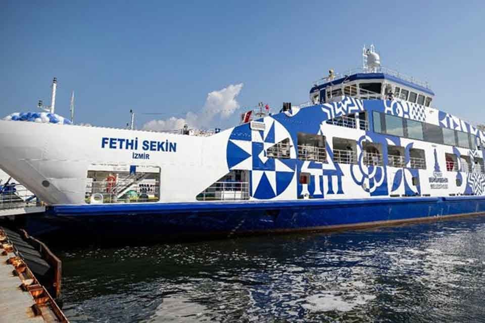 Etkili fırtına sonrası arabalı vapur seferleri İzmir'de iptal edildi.&nbsp; Yolcu