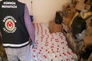 Bornova il&ccedil;esinde sahte i&ccedil;ki &uuml;retimi yapıldığı belirtilen depoda 2 bin