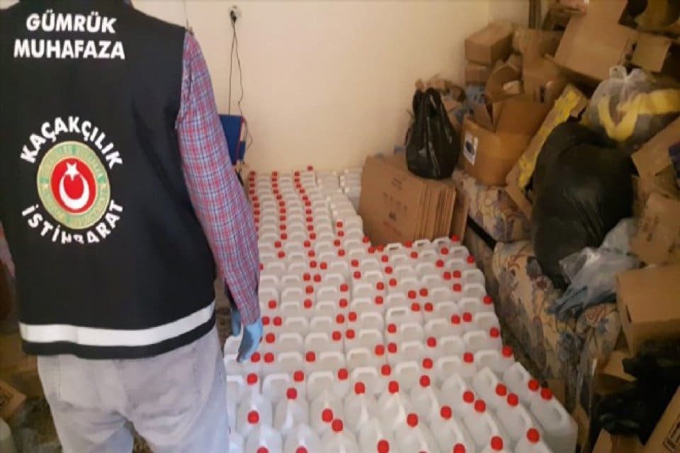 Bornova il&ccedil;esinde sahte i&ccedil;ki &uuml;retimi yapıldığı belirtilen depoda 2 bin