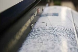 İzmir'de bir deprem daha. Korkutan deprem ile ilgili Rasathaneden yapılan açıklamada büyüklüğü