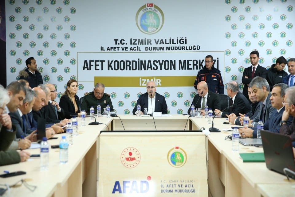 İzmir Valiliği'nde afet b&ouml;lgesine g&ouml;nderilecek yardımlarla ilgili koordinasyon toplantısı d&uuml;zenlendi.
