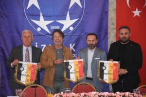 S&Uuml;PER Lig&rsquo;de cuma g&uuml;n&uuml; oynanacak Altay-G&ouml;ztepe derbisi &ouml;ncesi kentteki kul&uuml;p