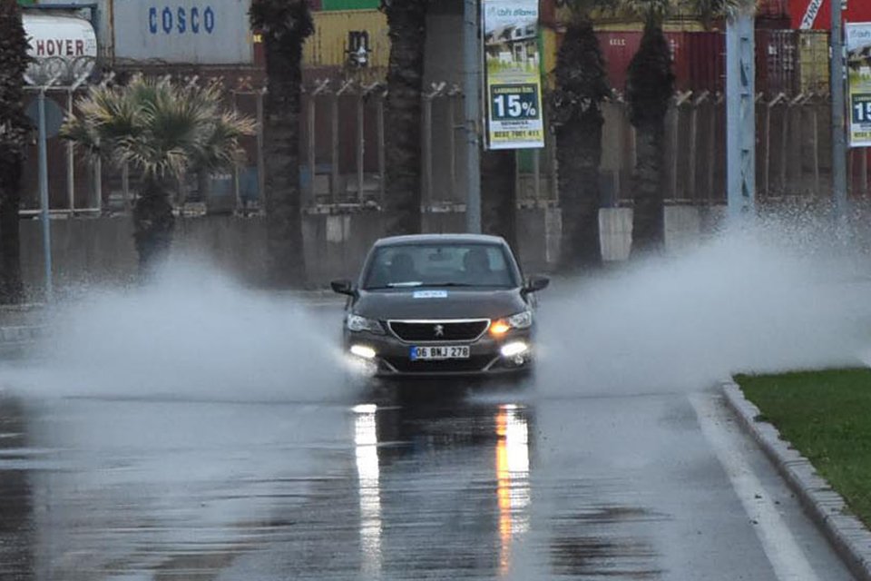 İzmir'de, gün boyu aralıklarla devam eden ve zaman zaman etkisini