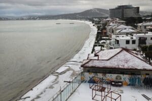 İzmir'de etkili sağanak yağış ve dolu yağışı hayatı olumsuz etkiliyor.