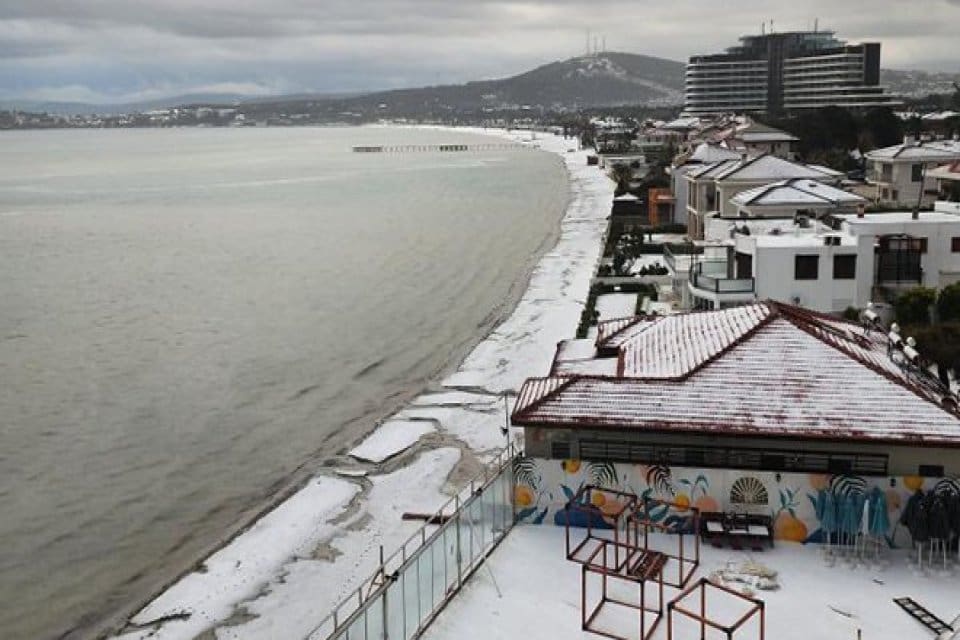 İzmir'de etkili sağanak yağış ve dolu yağışı hayatı olumsuz etkiliyor.