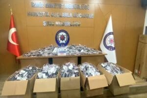 İzmir'in Kemalpaşa il&ccedil;esinde, polisin durdurduğu&nbsp;kamyonette&nbsp;166 bin 600 sentetik ecza ele