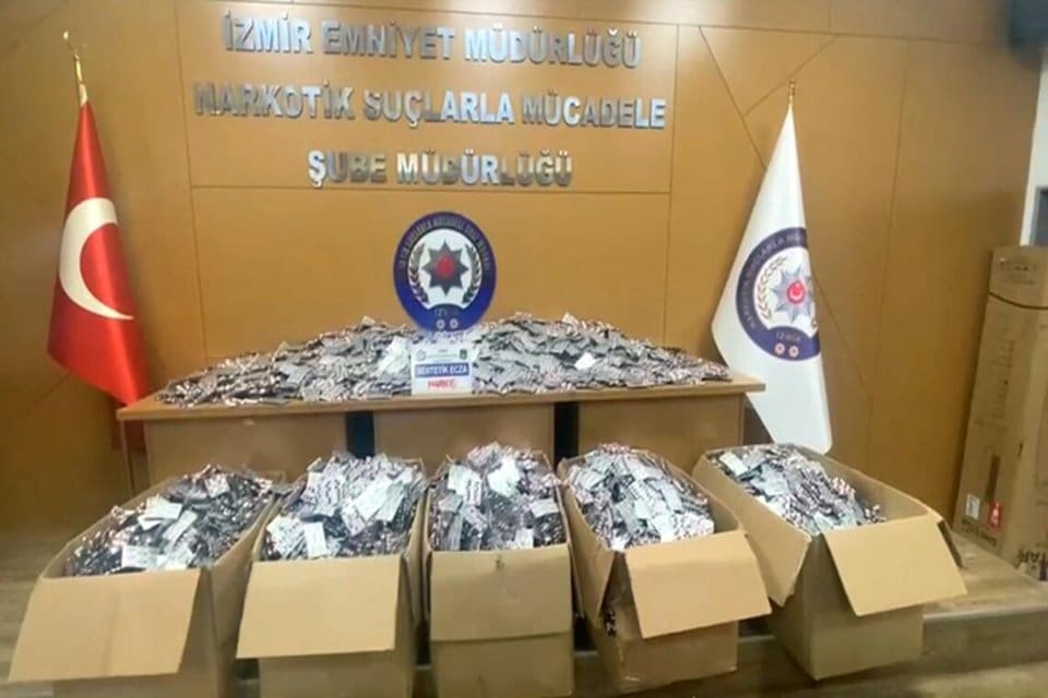 İzmir'in Kemalpaşa il&ccedil;esinde, polisin durdurduğu&nbsp;kamyonette&nbsp;166 bin 600 sentetik ecza ele