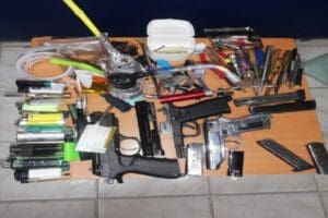 İzmir'in Bergama il&ccedil;esinde bir otomobilde yapılan aramada bir miktar uyuşturucu