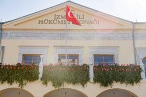 İzmir&rsquo;in işgalden kurtuluşunun 99. yıld&ouml;n&uuml;m&uuml; kutlamaları kapsamında Konak Meydanı&rsquo;nda temsili