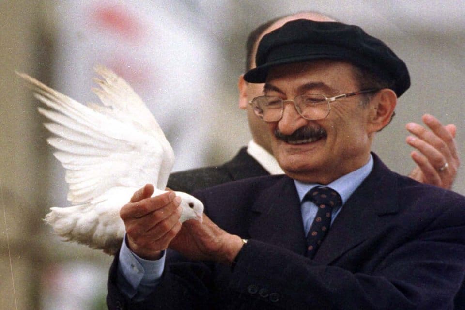 İzmir B&uuml;y&uuml;kşehir Belediye Başkanı Tun&ccedil; Soyer eski başbakanlardan, gazeteci, şair