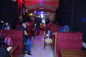 İzmir'in &Ccedil;iğli il&ccedil;esinde, koronavir&uuml;s tedbirleri kapsamında kapalı olması gereken eğlence