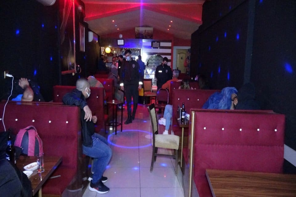 İzmir'in &Ccedil;iğli il&ccedil;esinde, koronavir&uuml;s tedbirleri kapsamında kapalı olması gereken eğlence