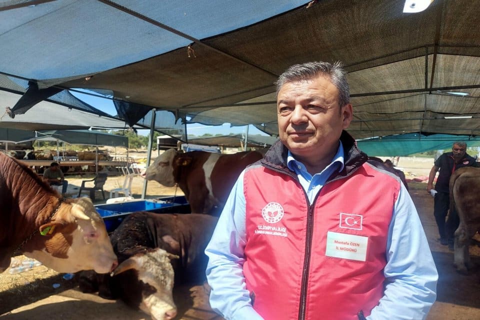 İZMİR Tarım ve Orman M&uuml;d&uuml;r&uuml; Mustafa &Ouml;zen, Buca il&ccedil;esindeki kurbanlık