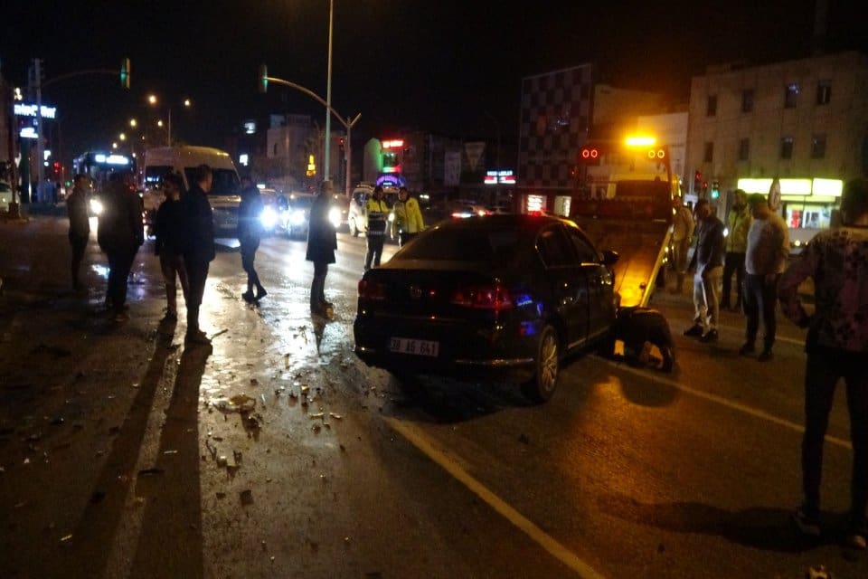 İzmir'in Karabağlar il&ccedil;esinde&nbsp;&ccedil;arpışan iki otomobilden biri savrularak&nbsp;gece kul&uuml;b&uuml;ne daldı. 5
