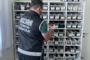 İzmir'de, polisin yaptığı operasyonlarda &uuml;retimi ve satışı yasak olan 99