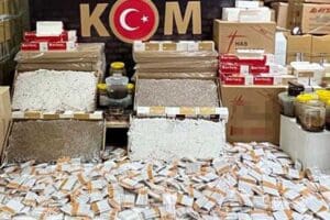 İzmir'de polisin d&uuml;zenlediği eş zamanlı operasyonlarda 1 milyon 434 bin