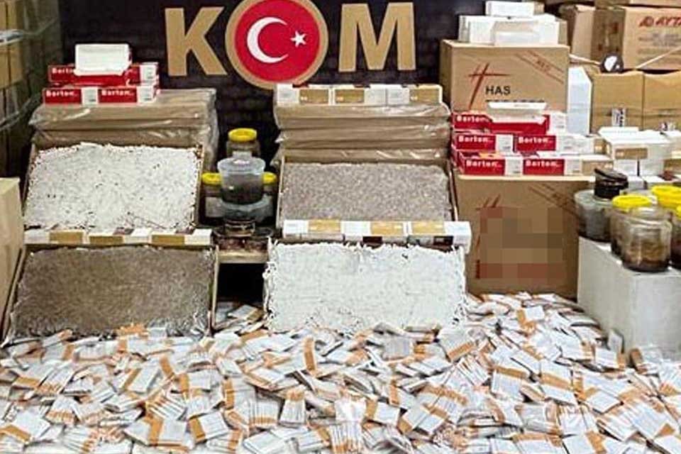 İzmir'de polisin d&uuml;zenlediği eş zamanlı operasyonlarda 1 milyon 434 bin