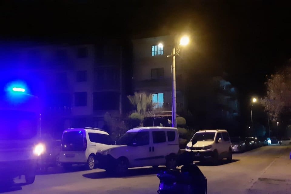 İzmir'de, eşi Vasfiye Emekdar'ı (59) kendisini aldattığı iddiasıyla defalarca bı&ccedil;aklayarak