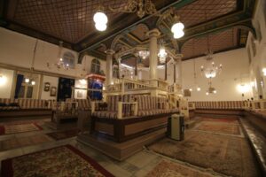 Kemeraltı &Ccedil;arşısı i&ccedil;erisindeki eski Yahudi mahallesi ile sinagoglar, restore edilerek