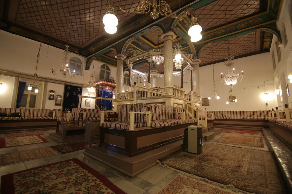 Kemeraltı &Ccedil;arşısı i&ccedil;erisindeki eski Yahudi mahallesi ile sinagoglar, restore edilerek