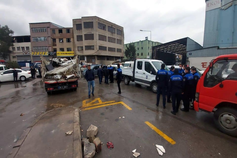 İzmir'in Karabağlar il&ccedil;esinde, minib&uuml;slerde gıda &uuml;r&uuml;n&uuml; satan kişilere m&uuml;dahale etmek