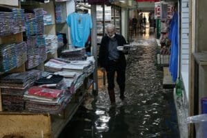 İzmir'de etkili olan sağanak nedeniyle Kemeraltı &Ccedil;arşısı'ndaki bazı iş yerlerini