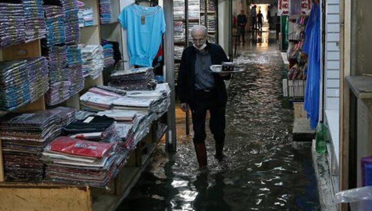 İzmir'de etkili olan sağanak su baskınlarına neden oldu