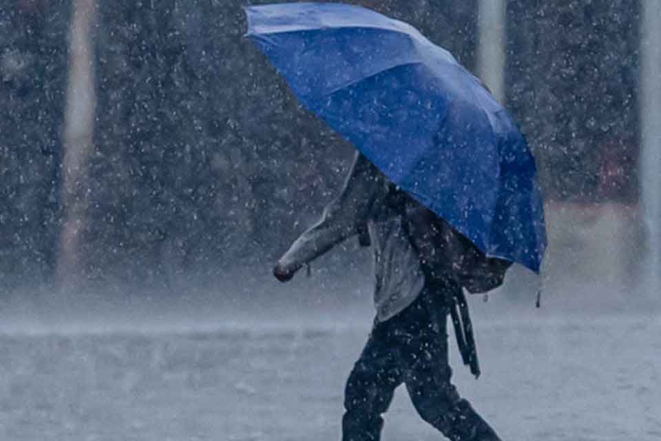 İzmir'de bug&uuml;n &ouml;ğle saatlerinden itibaren etkili olan sağanak yağış t&uuml;m