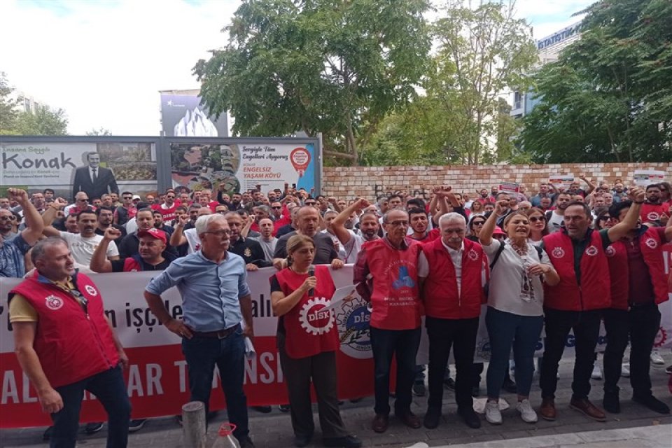 İzmir'in Torbalı il&ccedil;esindeki bir sigara fabrikasının taşeron firması Euroserve'de 100'&uuml;